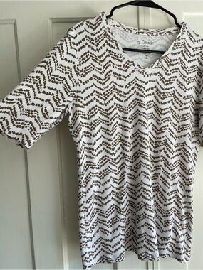 Chico's T-Shirt White Short Sleeve V-Neck Top Brown Chevron Dot Pattern Size 1 M